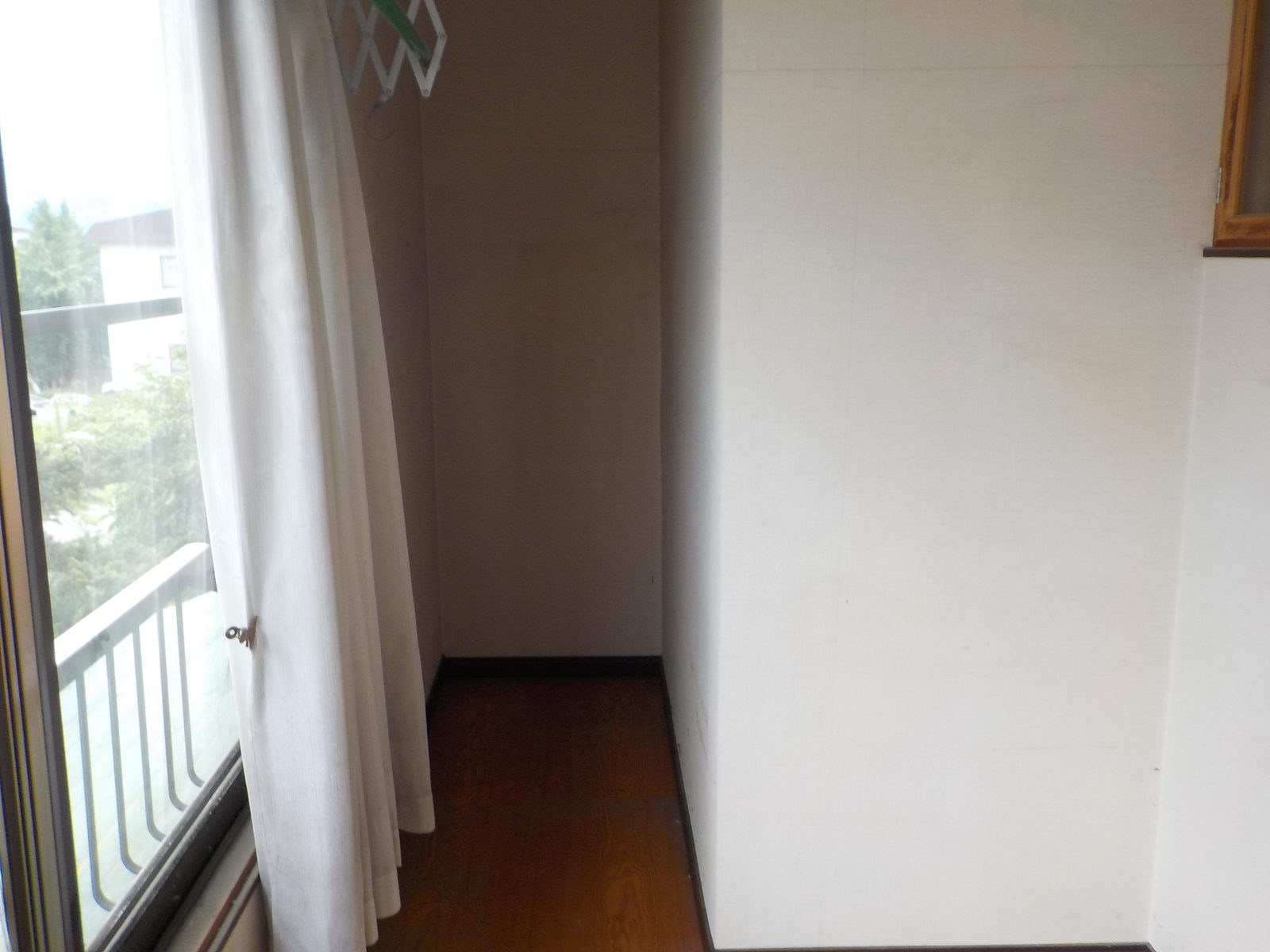 荷物を搬出した後の窓際