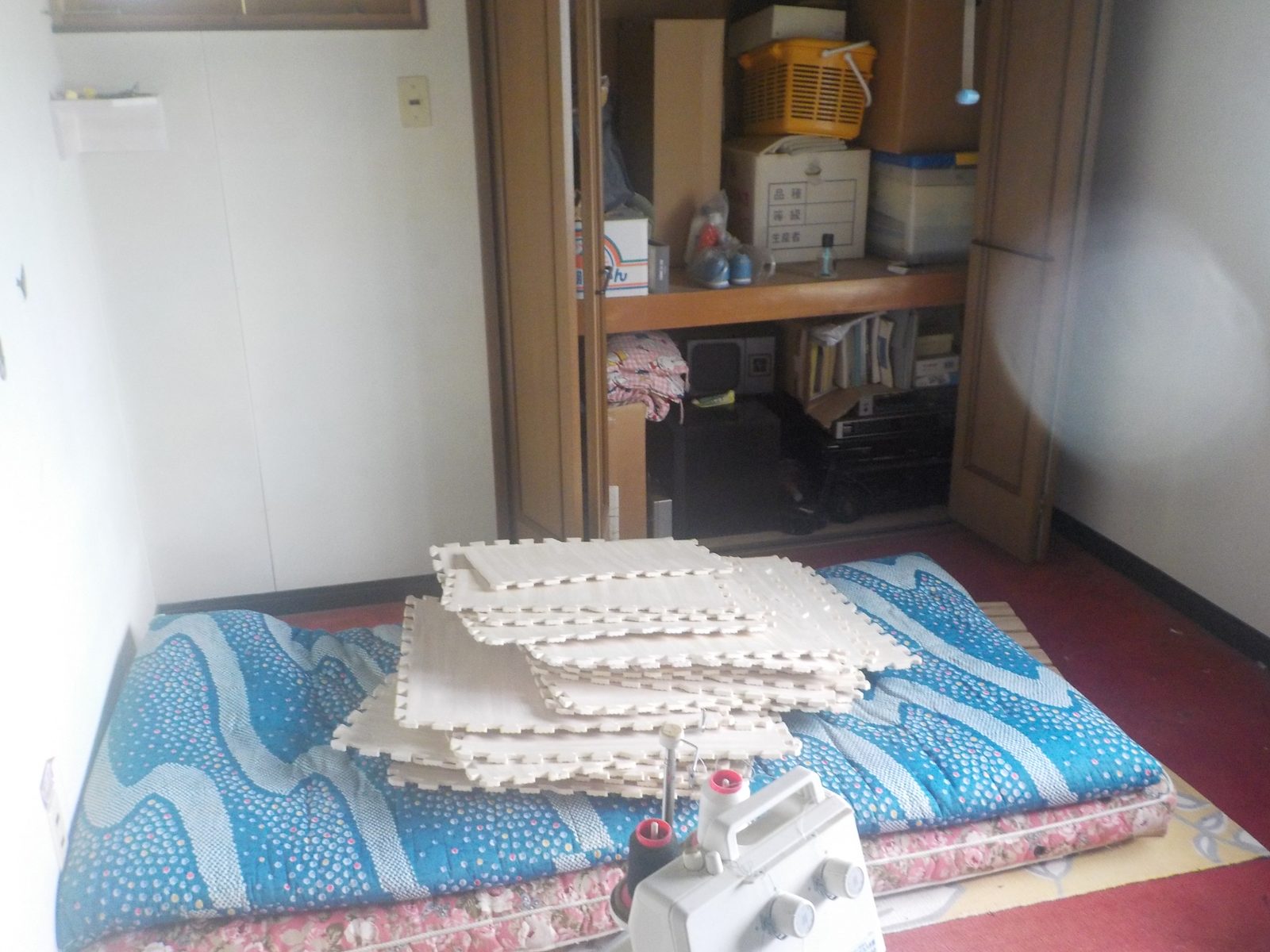 布団や生活用品が残された作業前の部屋
