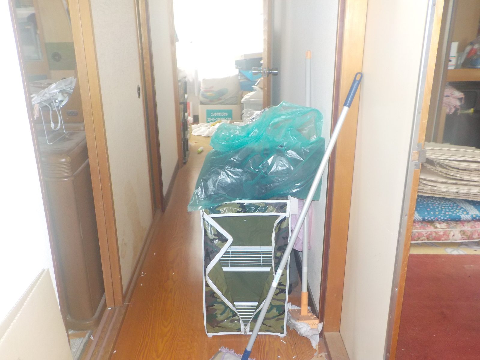 荷物が置かれた作業前の廊下