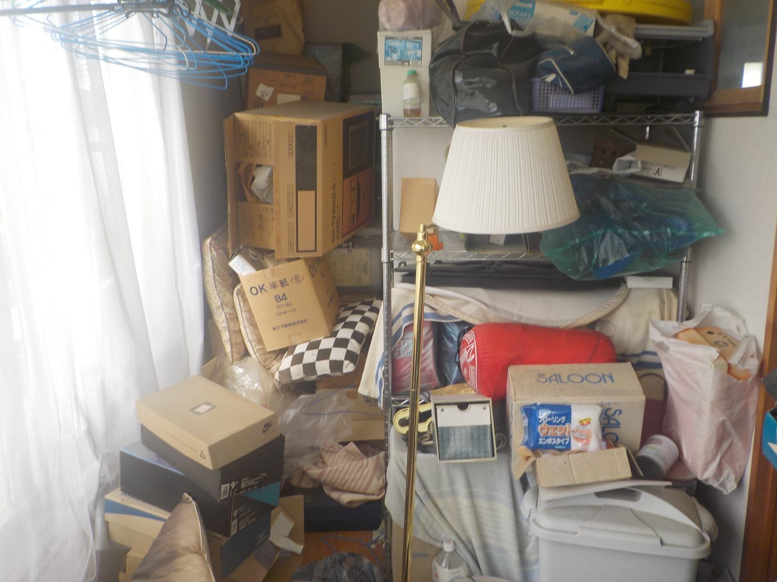 家具や日用品が積まれた作業前の部屋