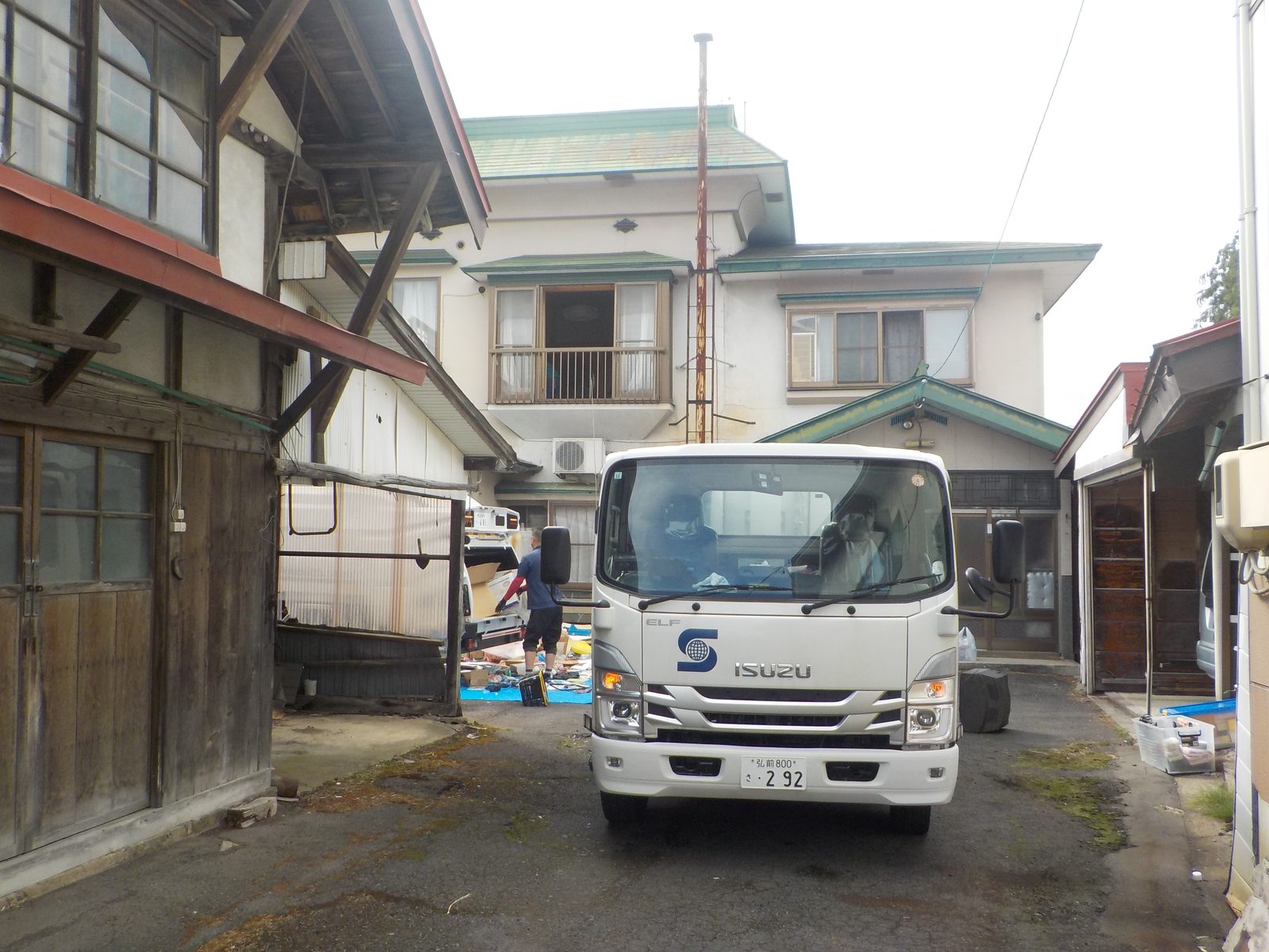 回収車を配置した弘前市下湯口の作業現場