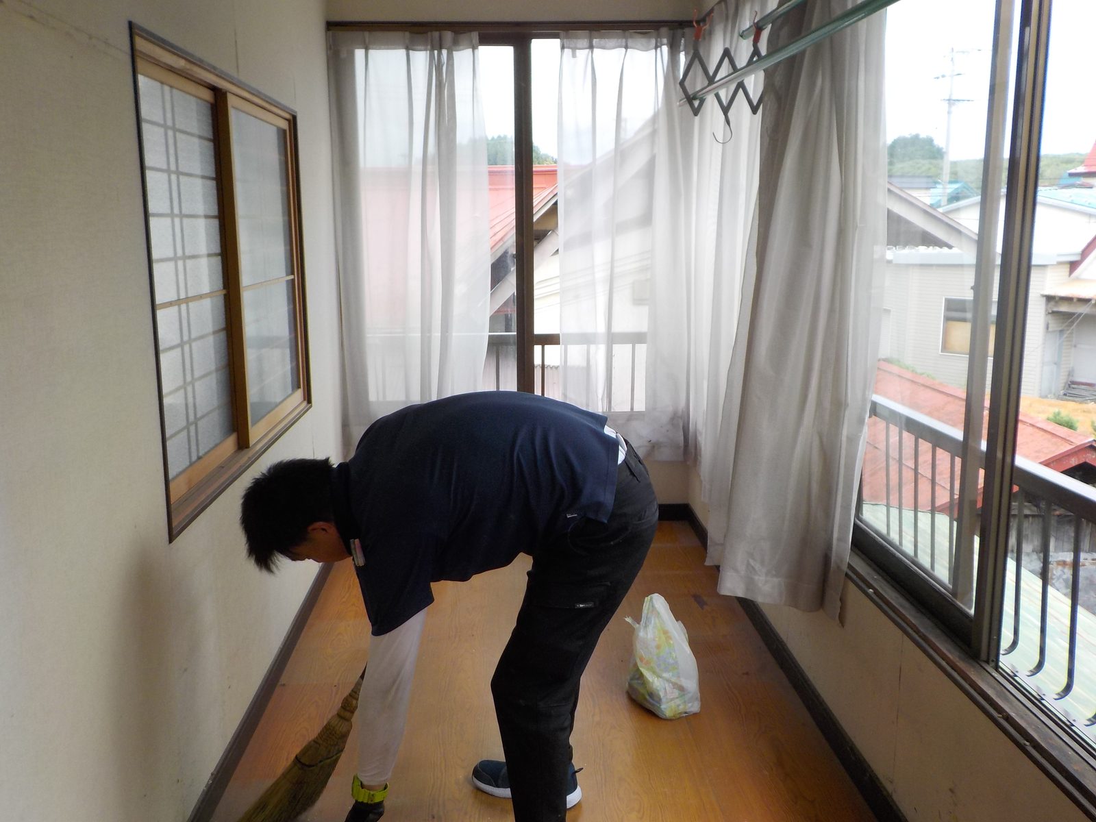 片付け後に掃き掃除をする作業スタッフ